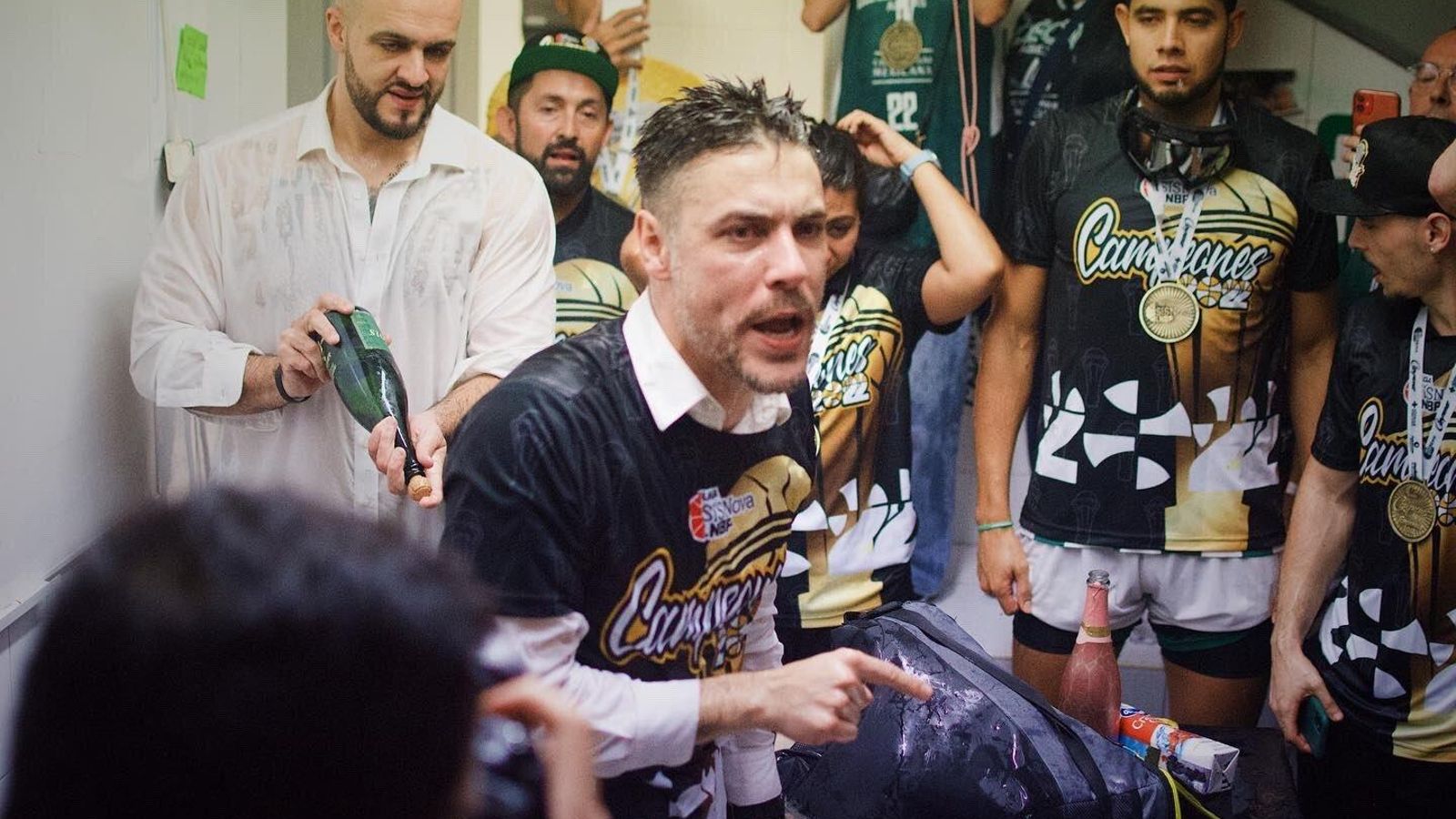 Pablo García, con Carlos Alonso detrás.