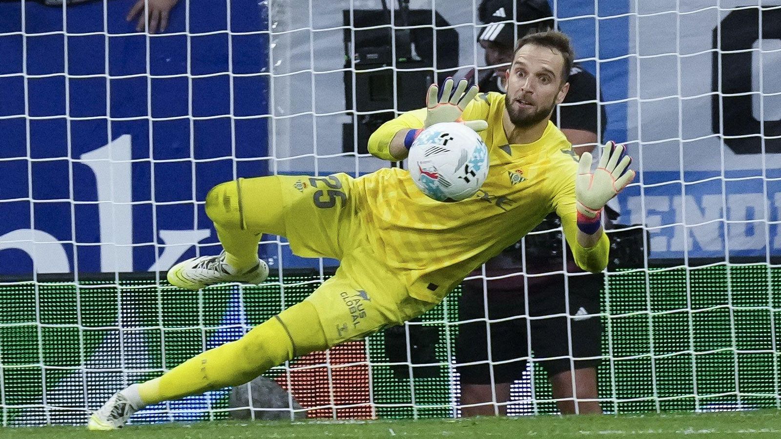 Pau López, en el momento de parar el penalti al Espanyol.