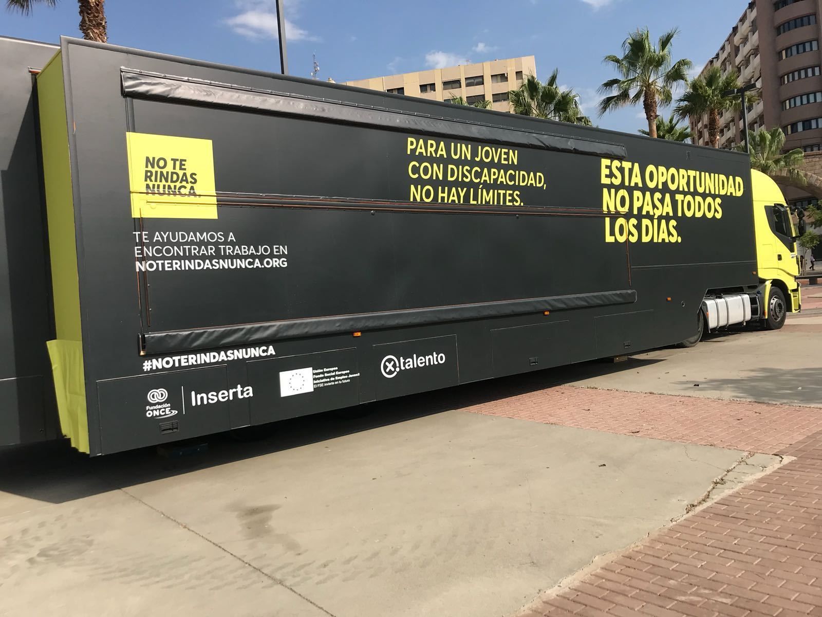 El camión "No te rindas nunca" en el Parque de la Almadrabilla.