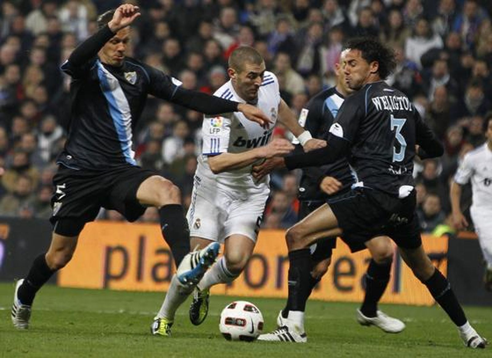 El Málaga sale goleado ante el Madrid en la vuelta de Pellegrini al Bernabéu. / AFP