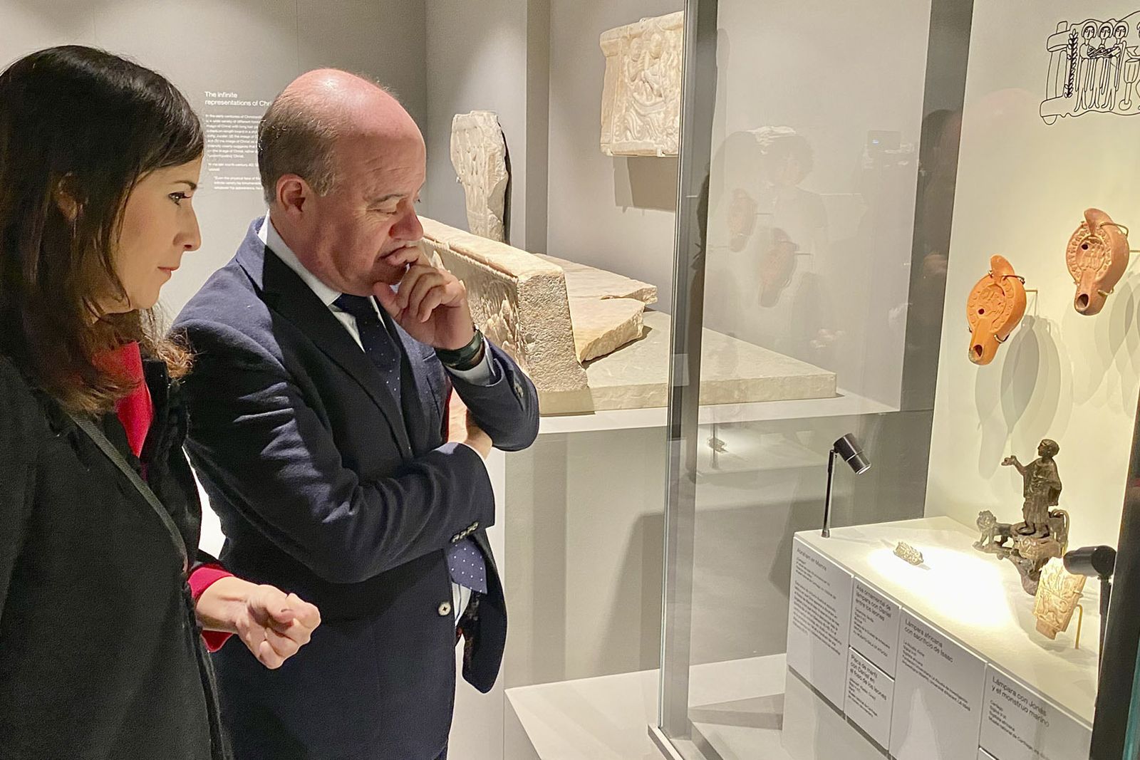 La delegada municipal de Patrimonio y el alcalde de Antequera observan las dos piezas aportadas por su ciudad.