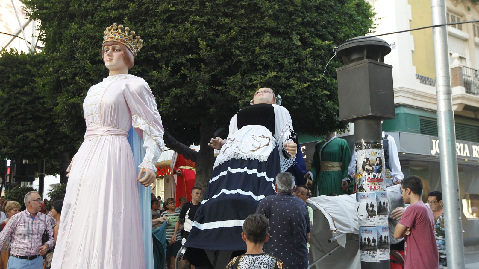 Entre las dificultades, el cableado de gran altura del Paseo de Almería.