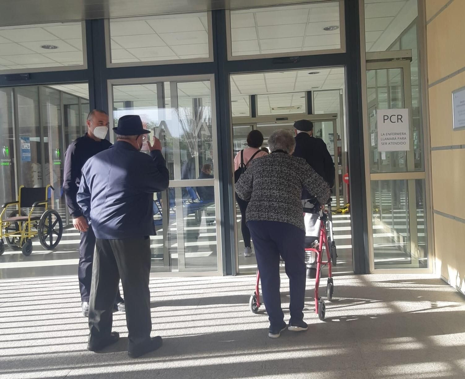 Fila de ancianos a la entrada del centro de vacunación de Maracena