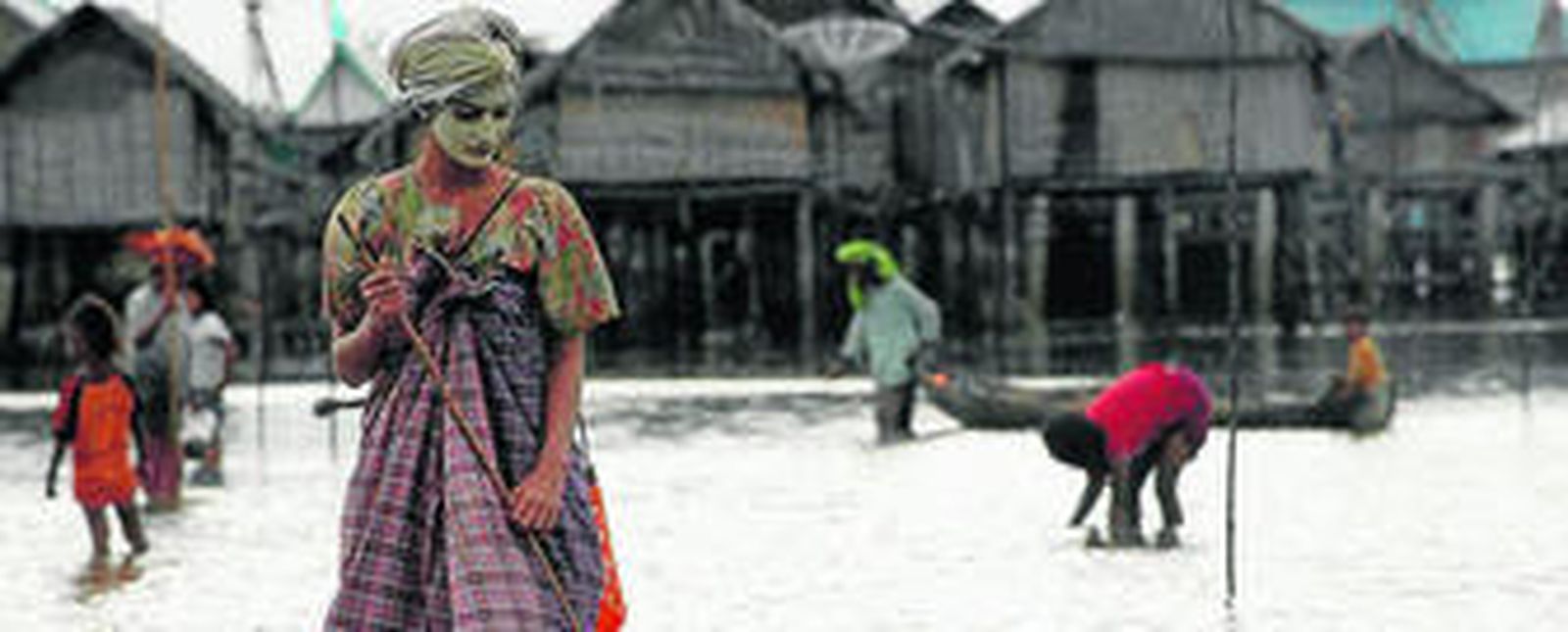 1. Una escena de la película 'El espejo nunca miente, de la directora indonesia Kamila Andini, que inaugurará el festival el próximo 11 de junio en el teatro Isabel la Católica.  2. Fotograma de la película 'El valle de los santos', del director de Cachemira Musa Syeed, en torno al conflicto en que vive esa región de la India y que servirá para clausurar el certamen. 3. Pedro Benzal y José Sánchez Montes, ayer, en la presentación del festival Cines del Sur, que este año contará con un presupuesto de solo 125.000 euros y que pretende seguir siendo una "voz para los que no tienen voz", según dijeron ayer sus responsables.