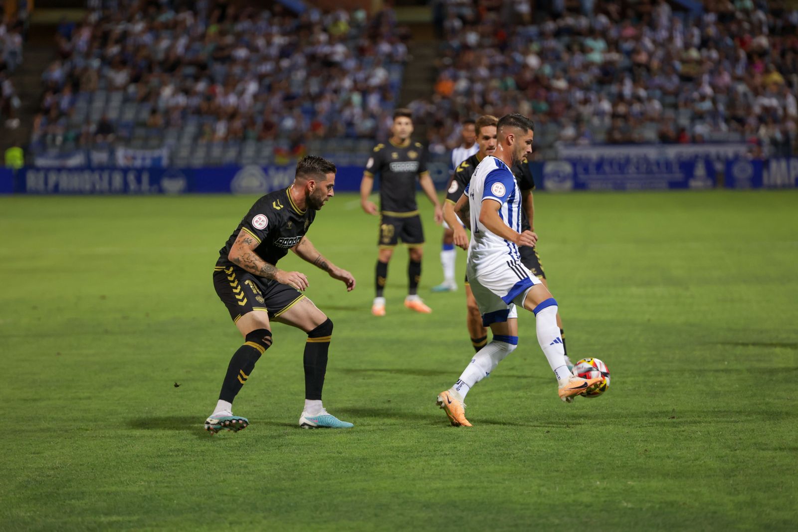 Caye Quintana controla un balón en el encuentro de ida ante el Intercity.