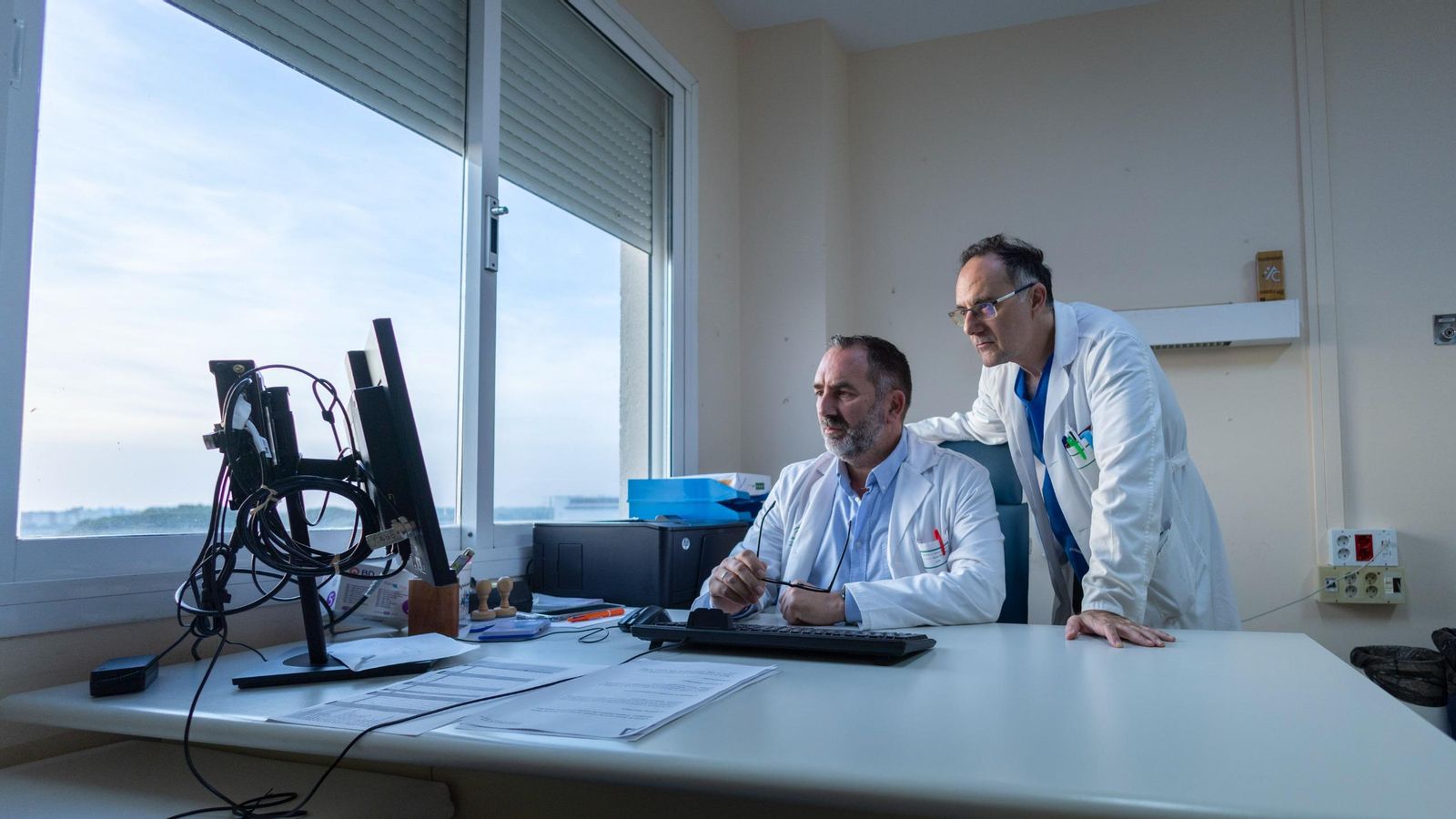 El médico chiclanero en su despacho junto al también internista José Luis Puerto.