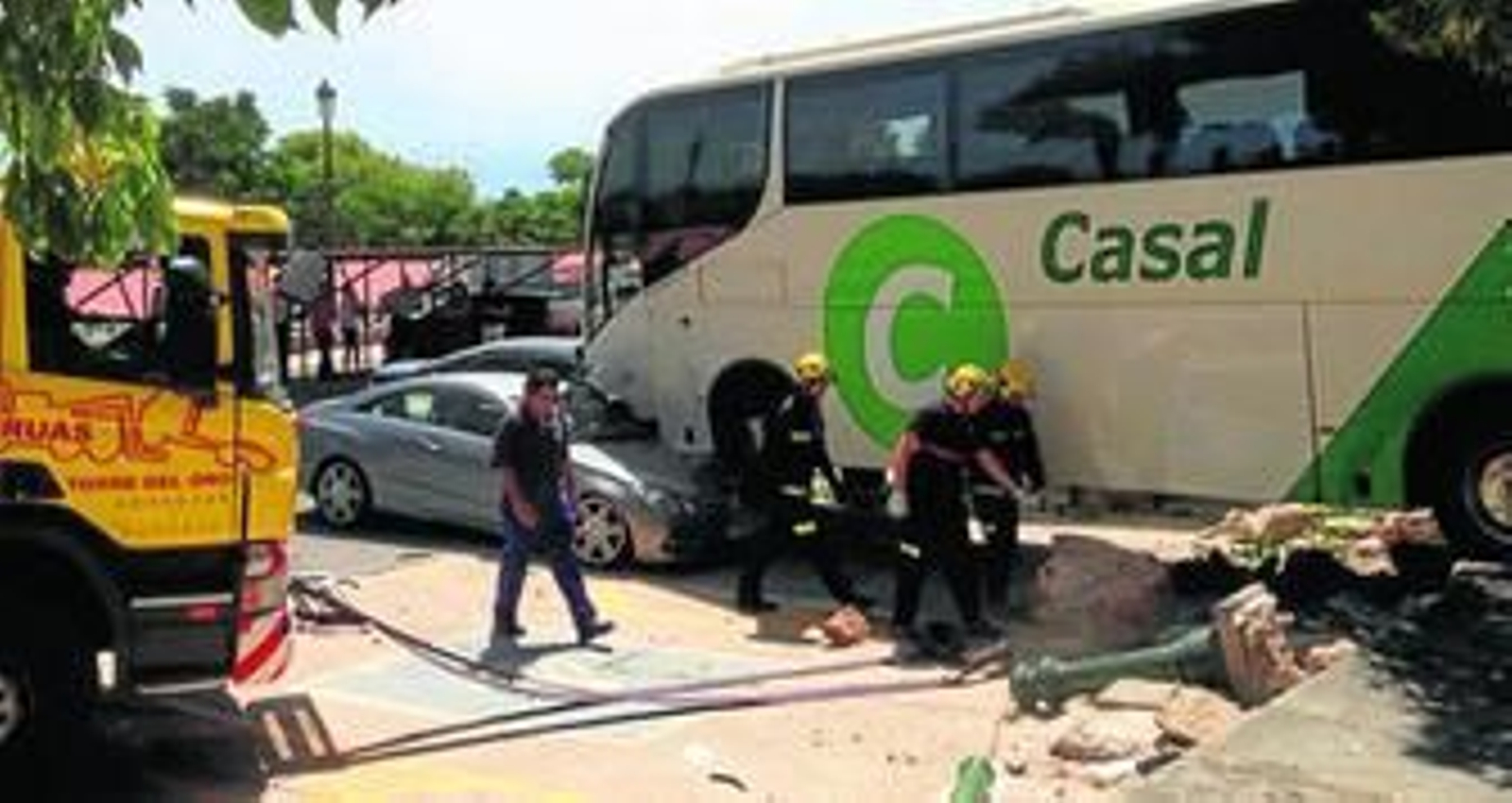 El autobús siniestrado ayer en el aparcamiento de la Cueva de Nerja.