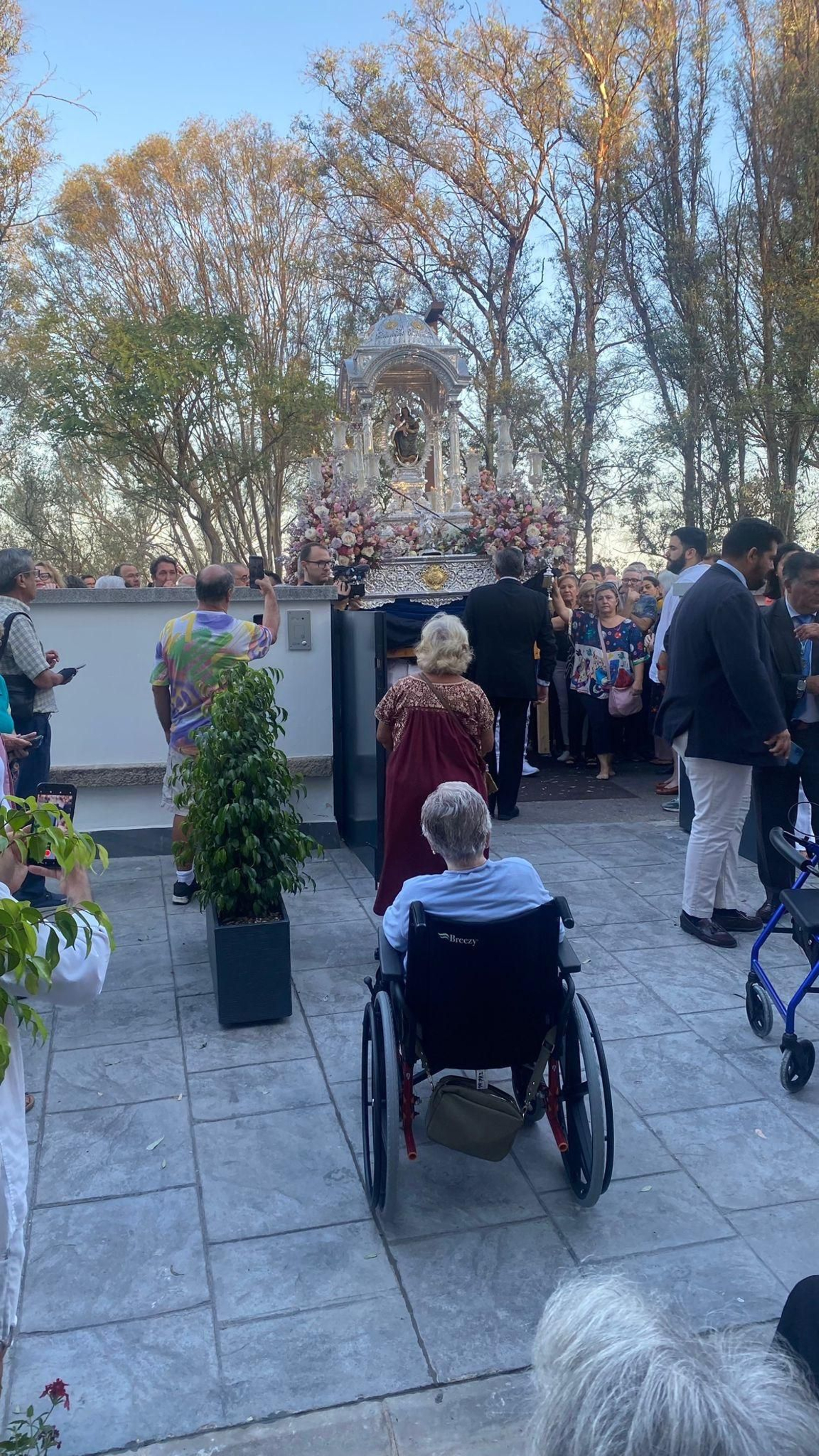 Las visitas a la playa y la participación en festividades locales, como las fiestas navideñas, les permiten sentirse más como miembros activos de la comunidad en lugar de espectadores.