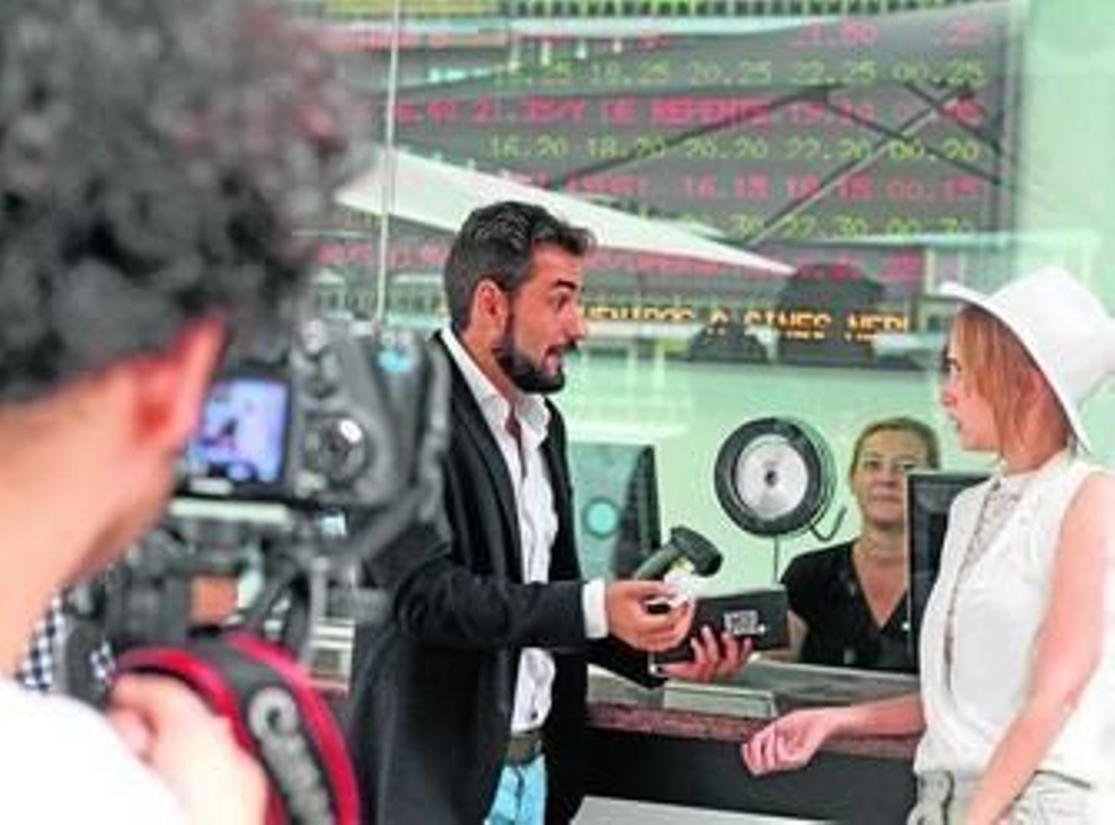 Jesús Carroza e Ingrid García Jonsson, ayer en las taquillas del Nervión Plaza durante la grabación.