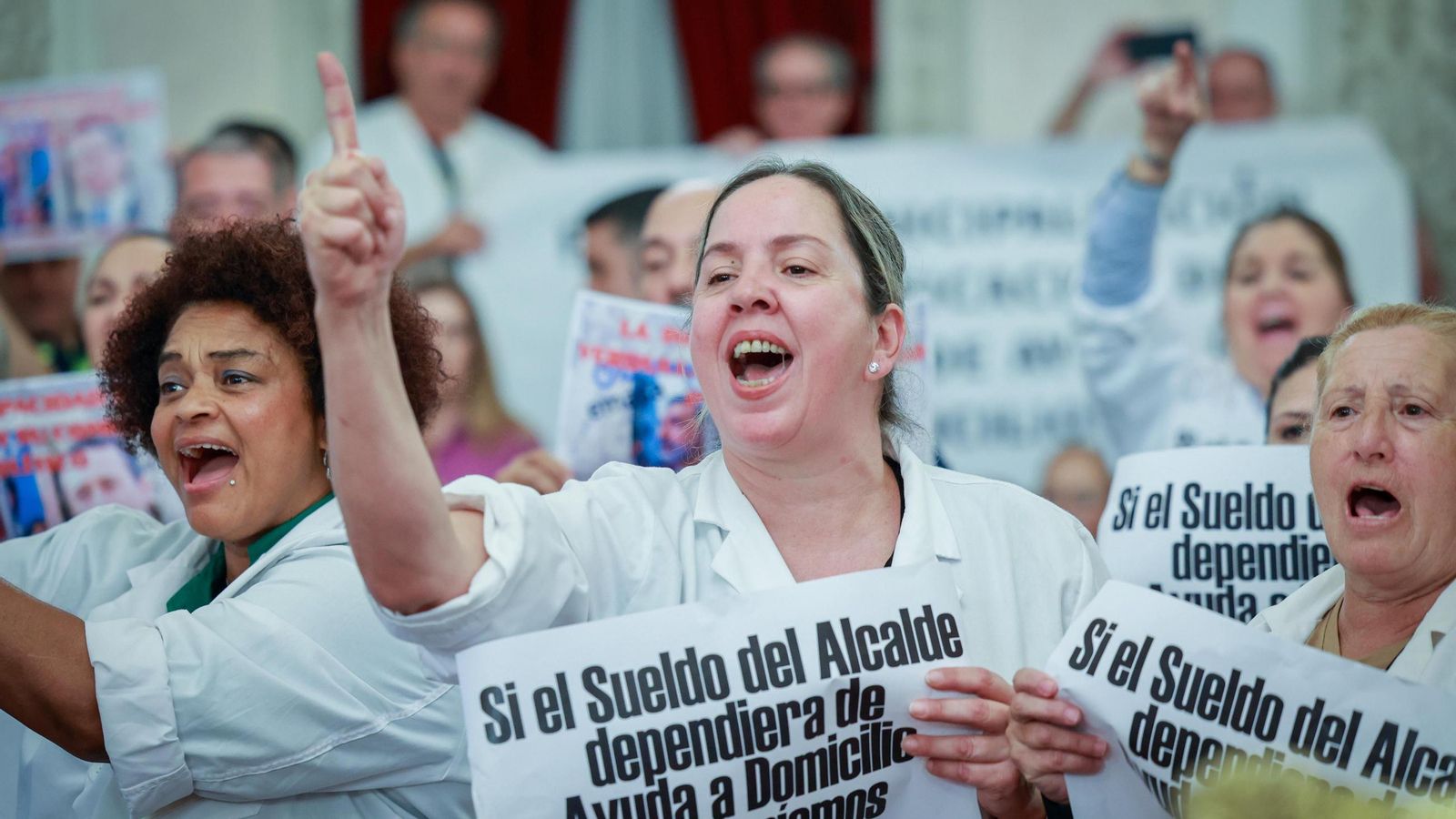 Trabajadoras auxiliares del servicio de Ayuda a Domicilio de Cádiz, en el Pleno ordinario de octubre.