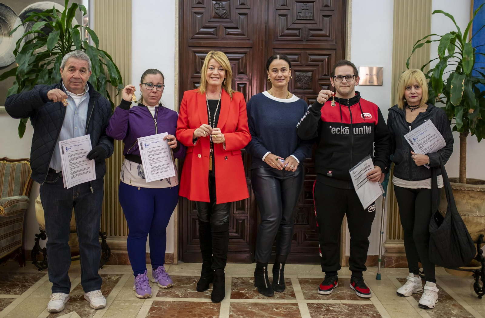 La alcaldesa y la concejal con los beneficiarios de la entrega de viviendas