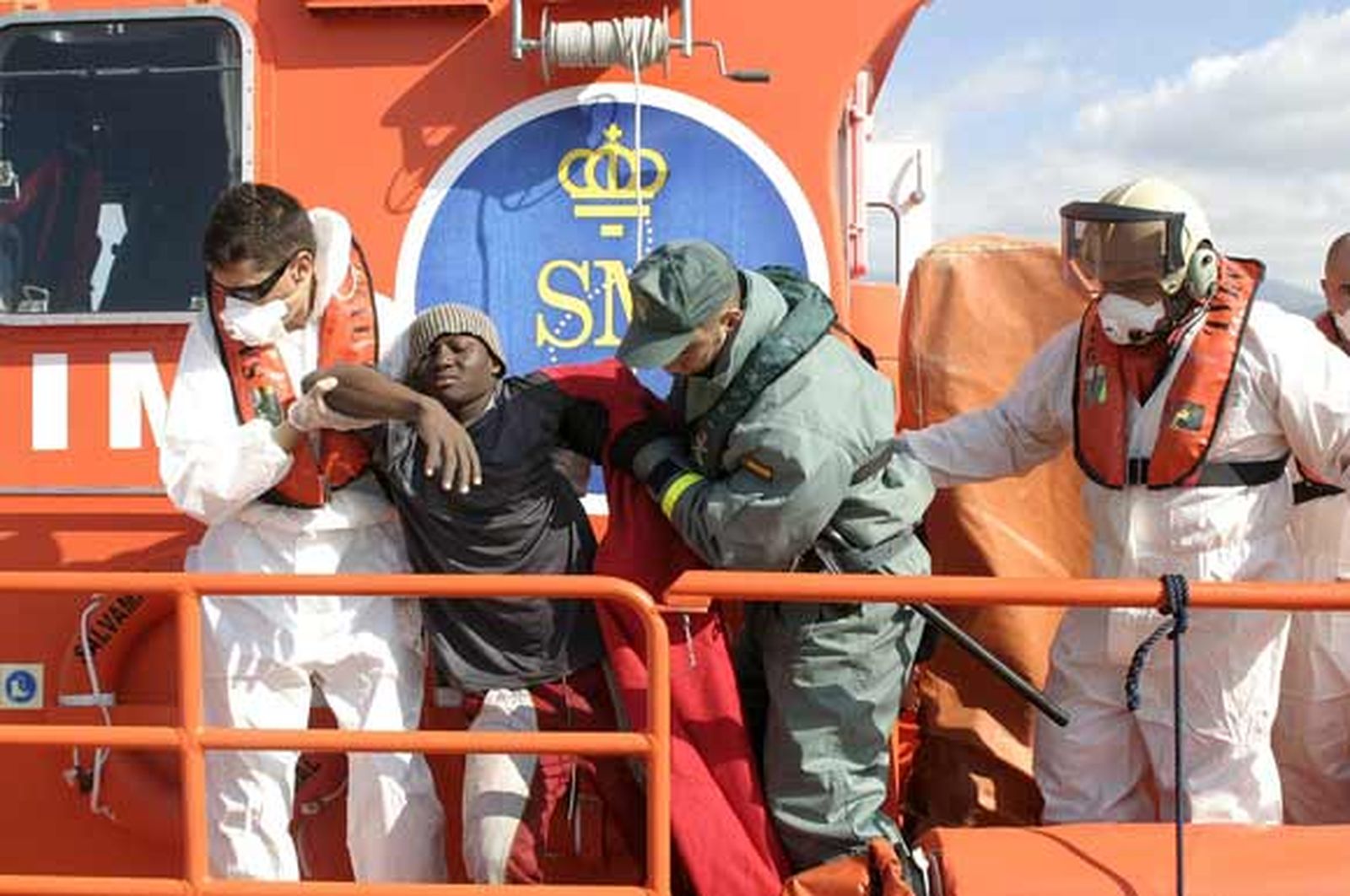 Interceptan una patera con 35 inmigrantes, uno de ellos muerto