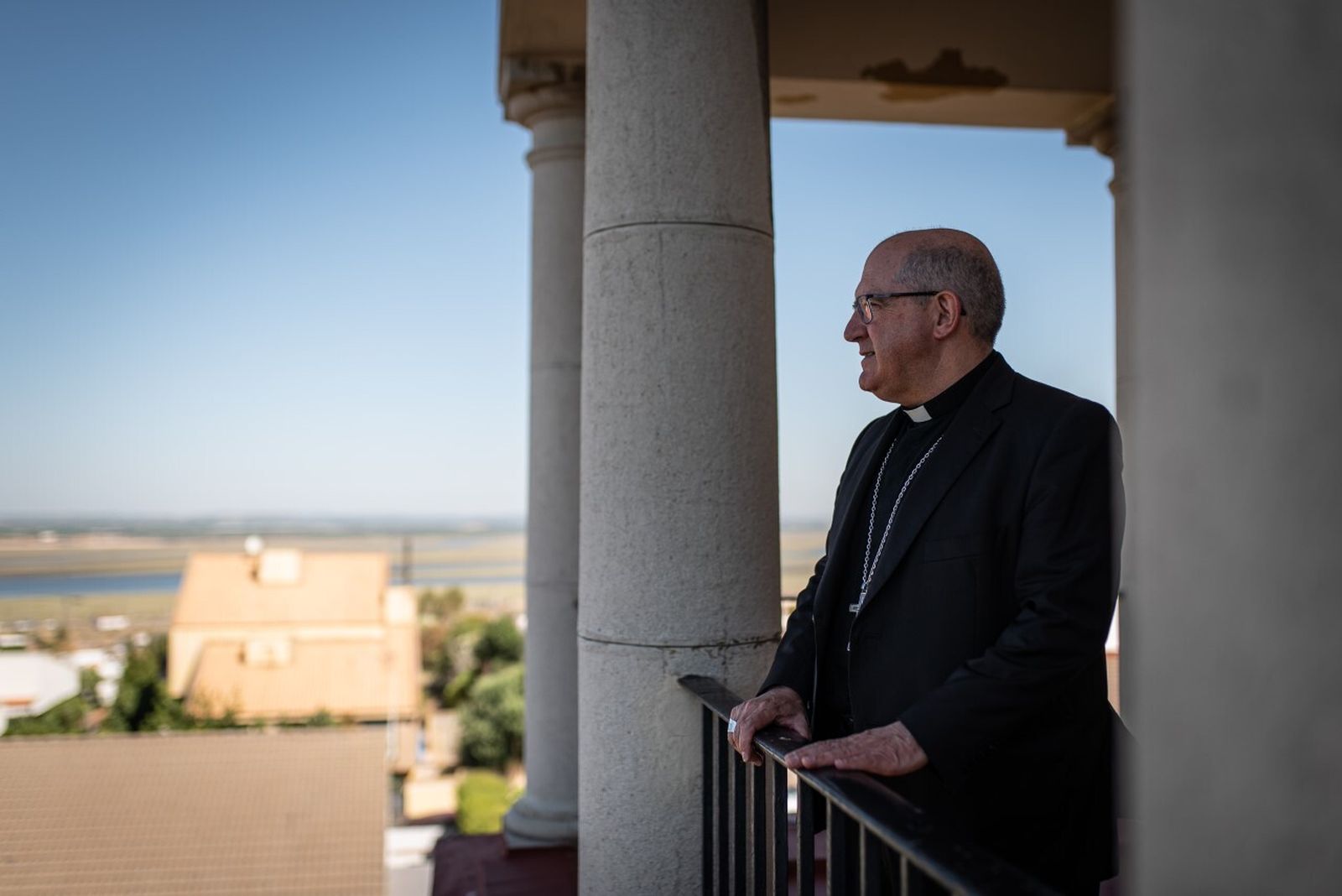 Santiago Gómez Sierra mira a la ciudad desde el balcón del palacio episcopal.