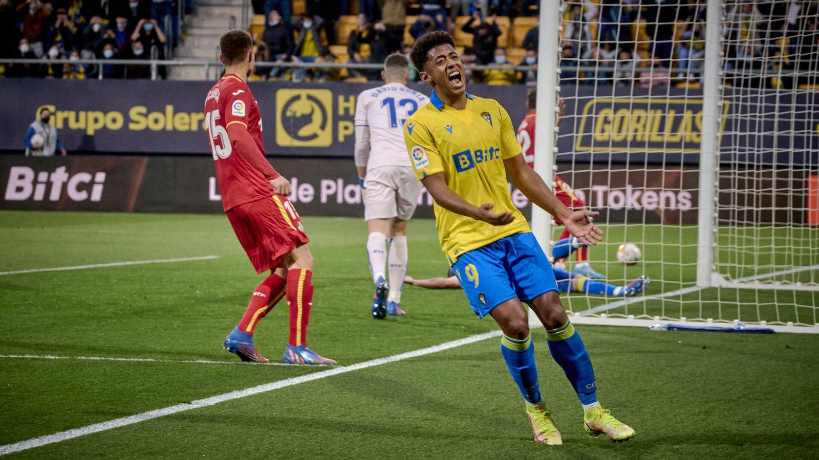 Partido de fútbol entre el Cádiz CF y el Getafe CF.