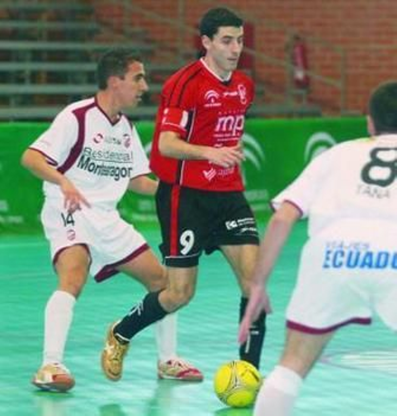 Isi intenta escapar de la presión de un jugador rival.