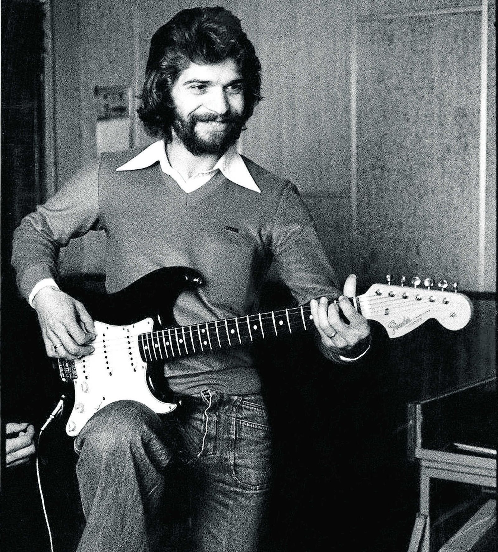 Camarón, con una guitarra eléctrica.