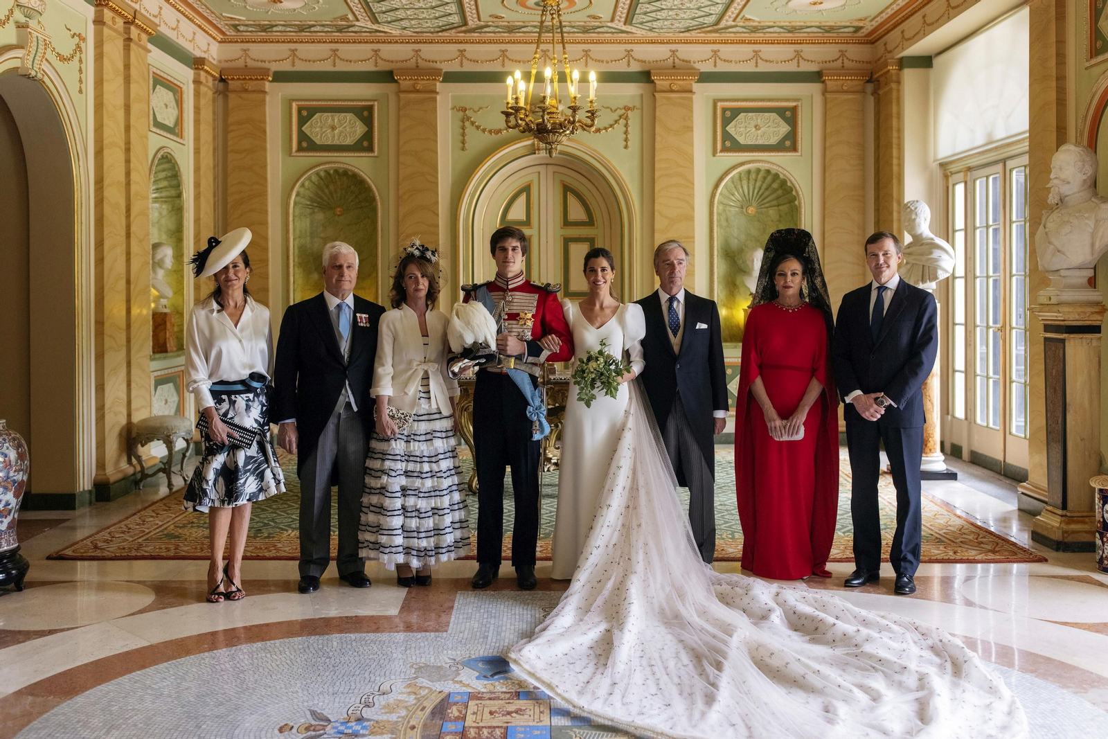 Foto de familia de los recién casados con sus padres y padrinos.