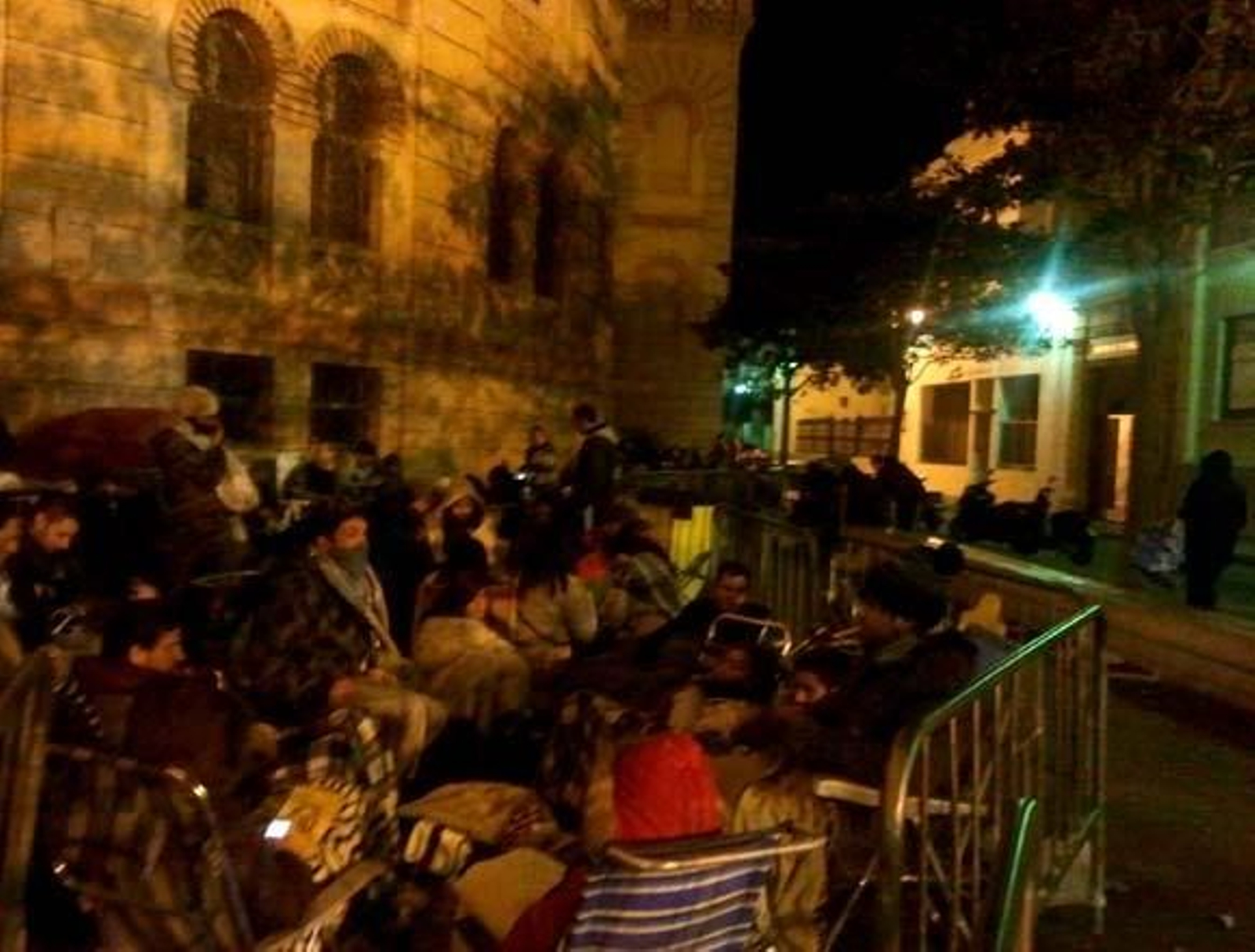 Otra noche de espera junto a la taquilla