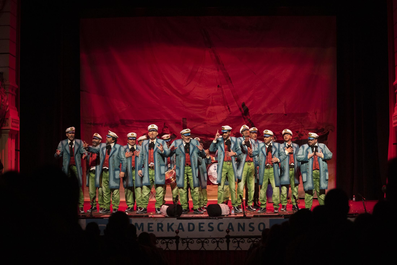 Imágenes de la actuación de la comparsa de Punta Umbría 'El último romántico' en el Carnaval Colombino