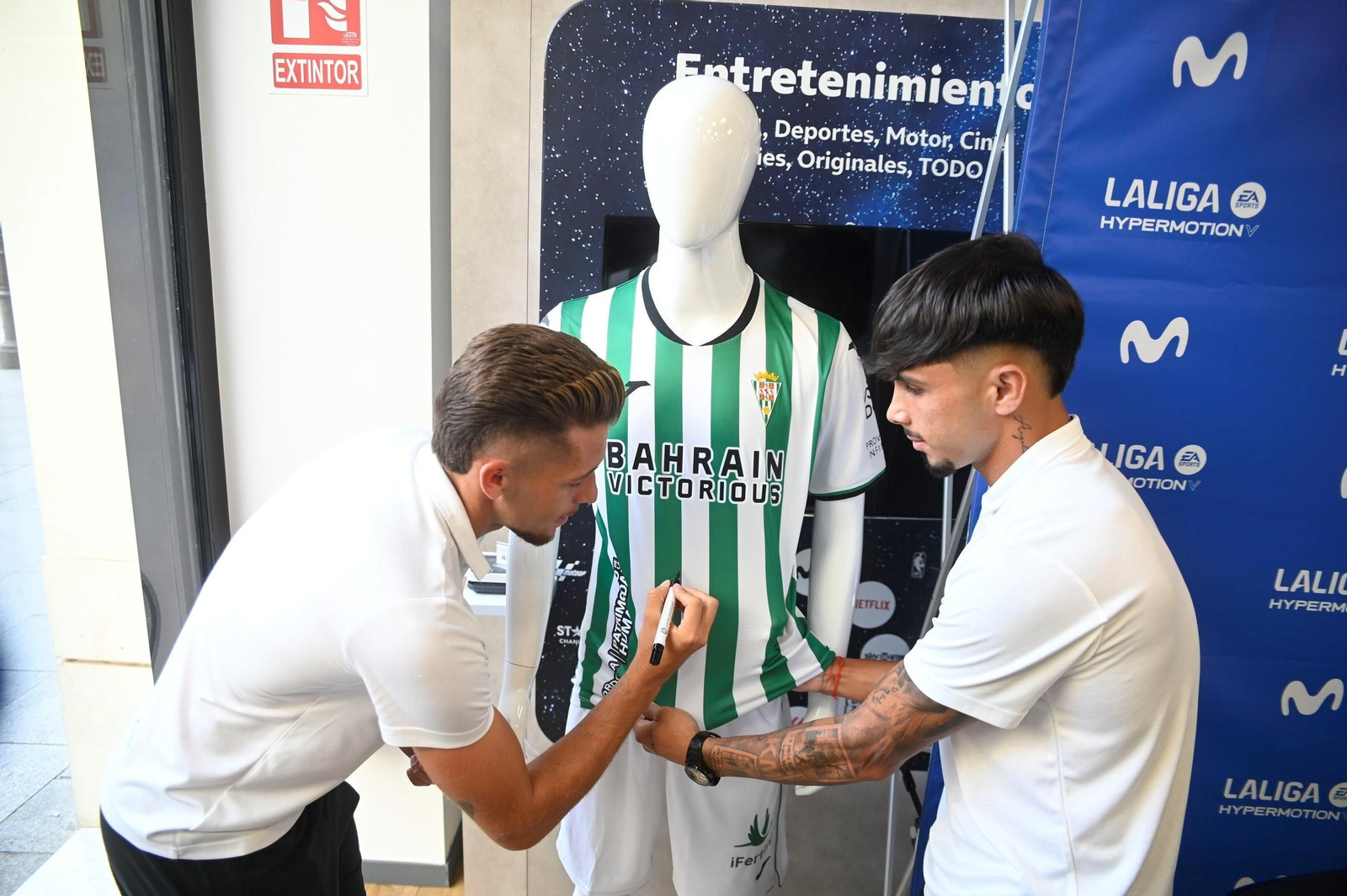 La pasión por el Córdoba CF se traslada a Las Tendillas en la firma de autógrafos de Isma Ruiz y Kevin Medina