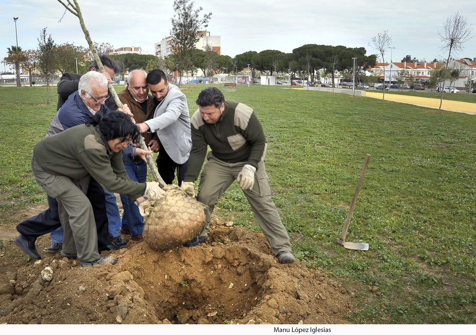 Esfuerzo colectivo para plantar un árbol  en el Parque Forestal de La Marquesa.