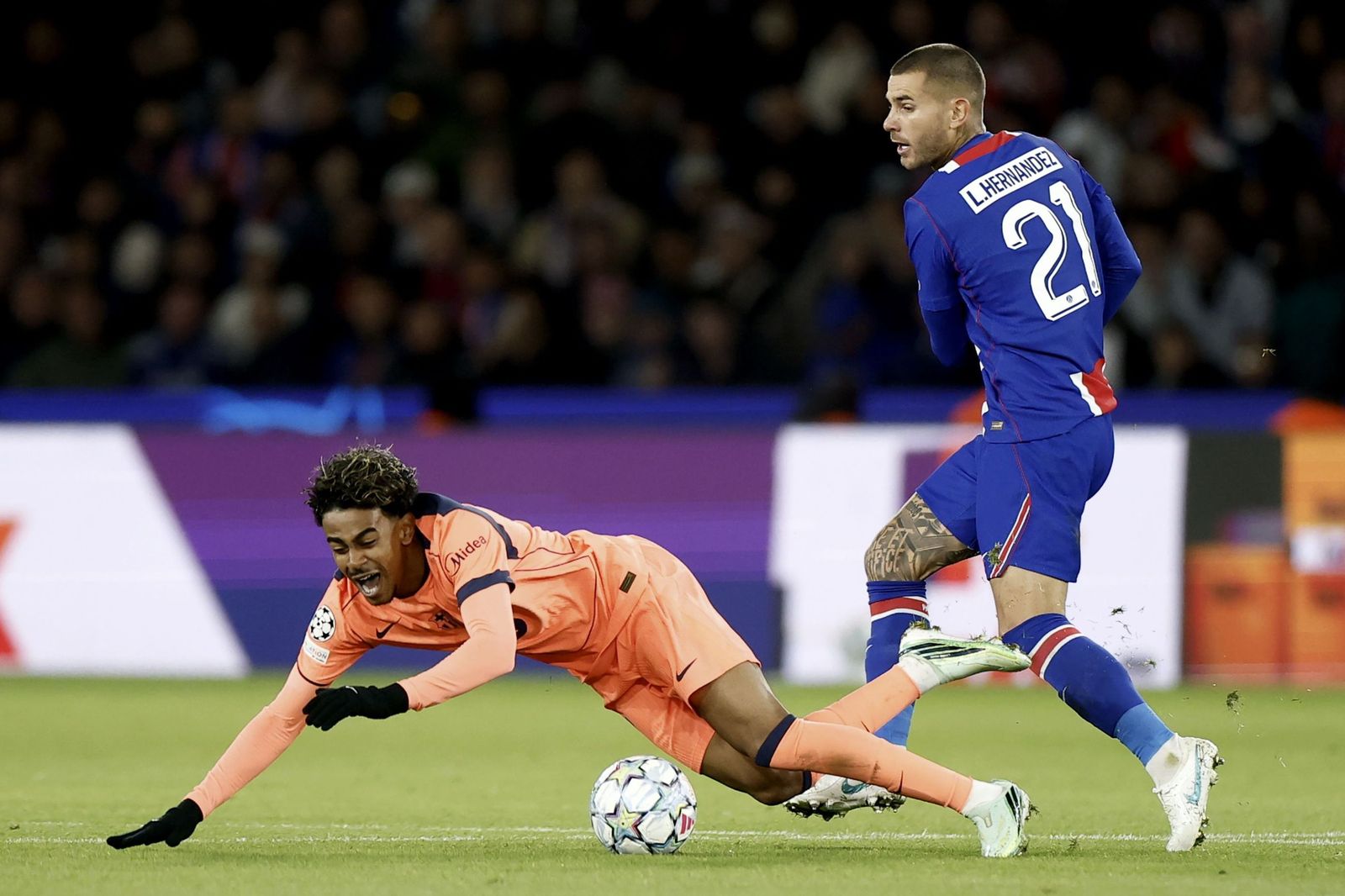 바르셀로나 라민 야말이 PSG 뤼카 에르난데스와 충돌한 뒤 넘어지는 경기 장면 사진 28