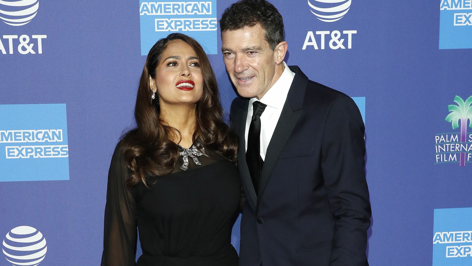 El actor malagueño, junto a Salma Hayek, el pasado viernes, en el Festival Internacional de Palm Springs.