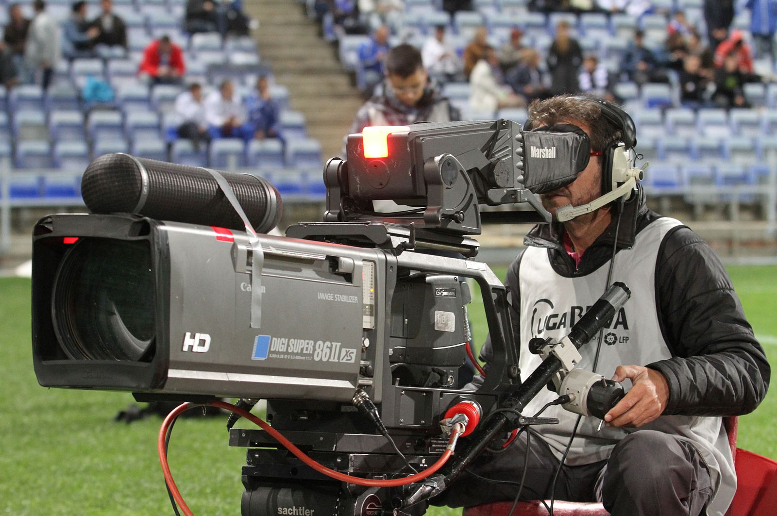 Un cámara de televisión trabaja en el Nuevo Colombino.