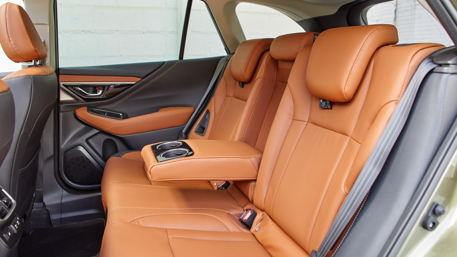 Difícilmente se puede echar en falta espacio en las plazas traseras, con una cota longitudinal o vertical notables.