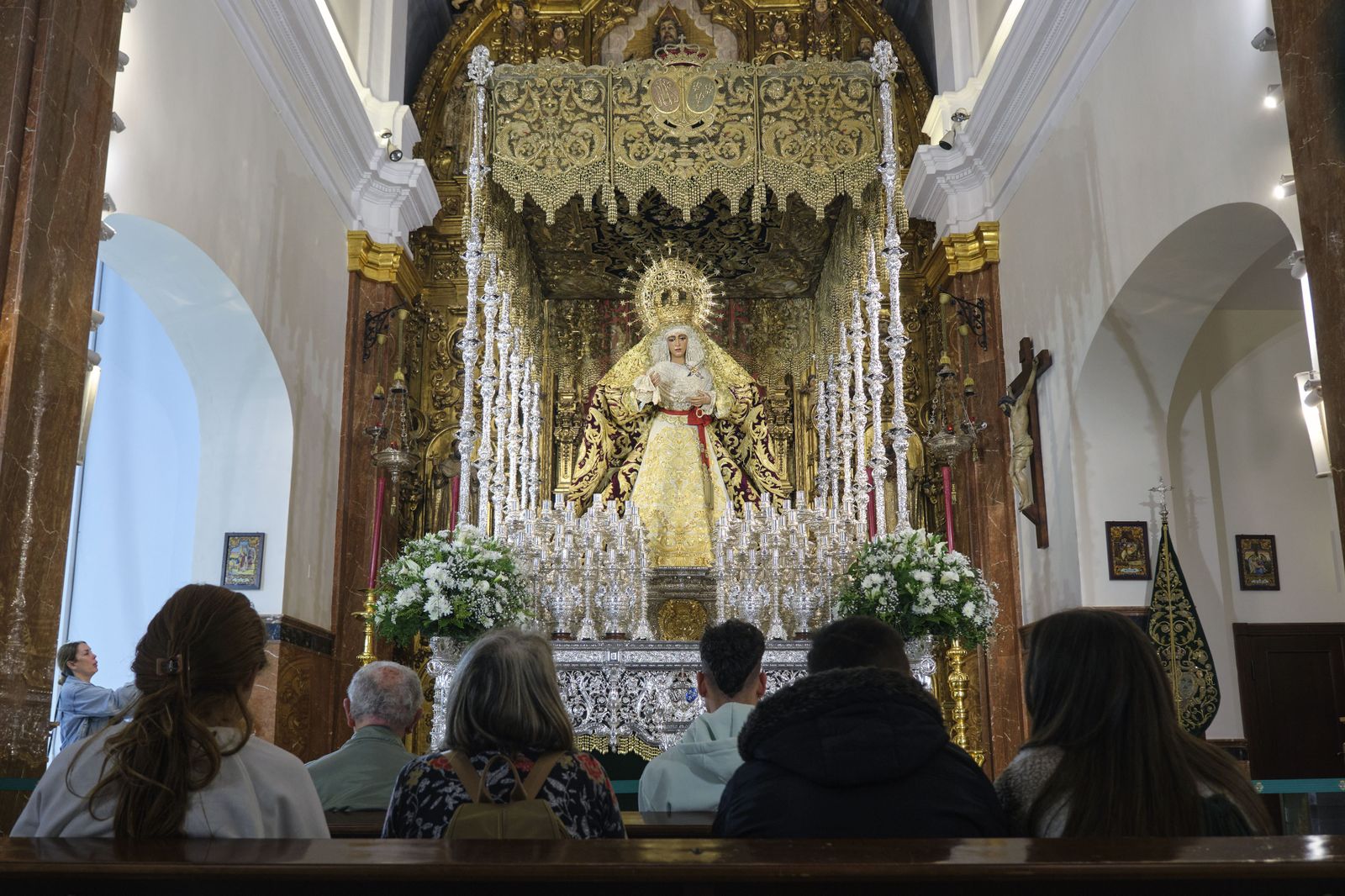 La Esperanza de Triana amanece subida en su palio, con el manto morado a estrenar en la Madrugá