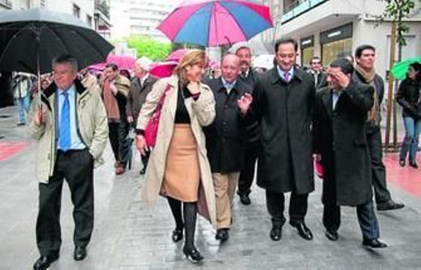Los representantes del Ayuntamiento caminan por el tramo de Asunción inaugurado ayer.