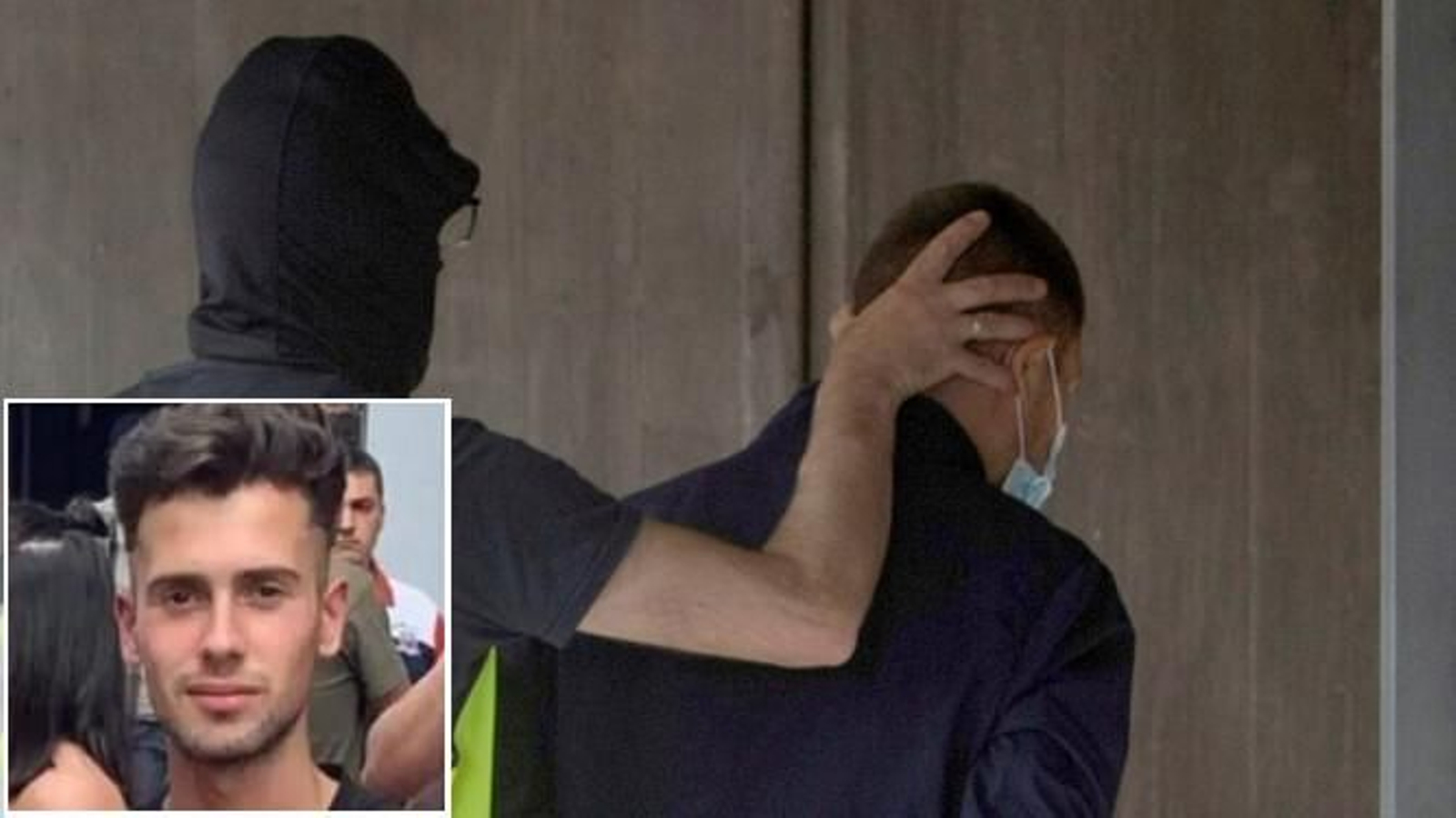 Un agente conduce a uno de los cuatro detenidos por la muerte violenta de Samuel (en la esquina inferior izq.) dentro de los juzgados de La Coruña.