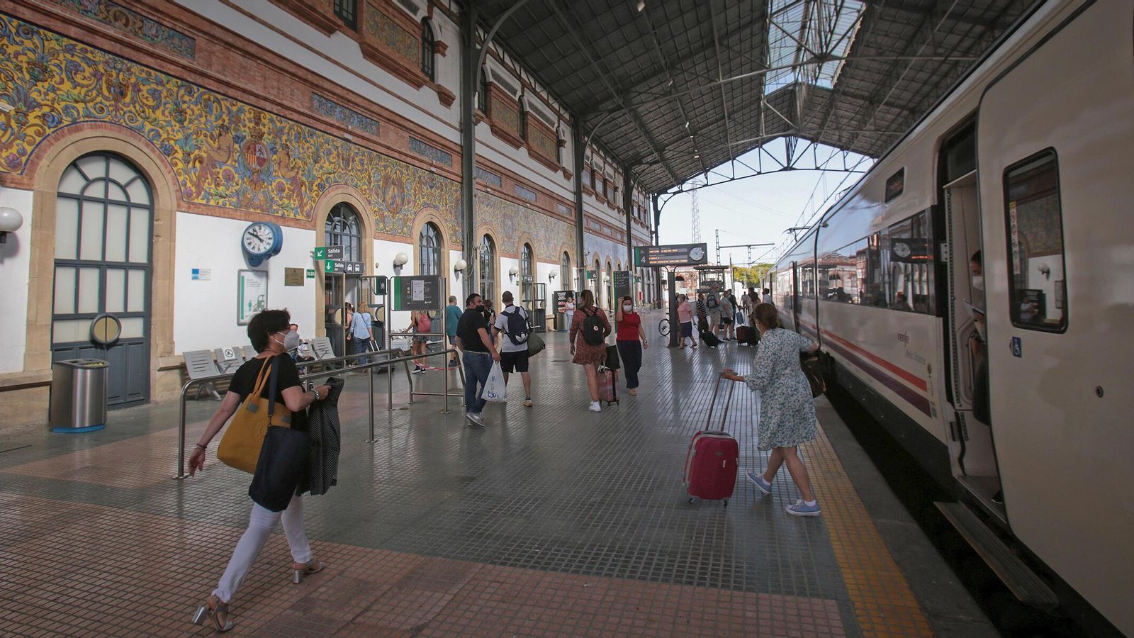 Viajeros se apean de un tren de Cercanías en la estación de Jerez