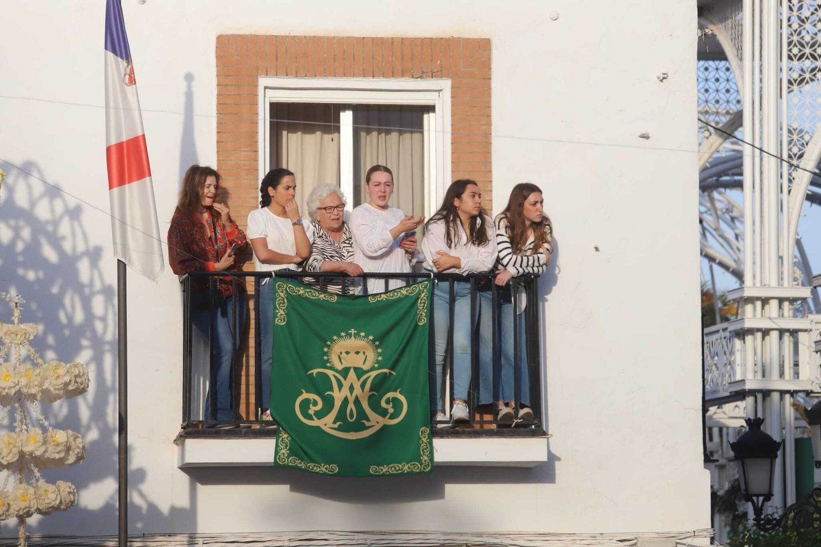 La Virgen del Rocío avanza por las calles de Almonte, en imágenes