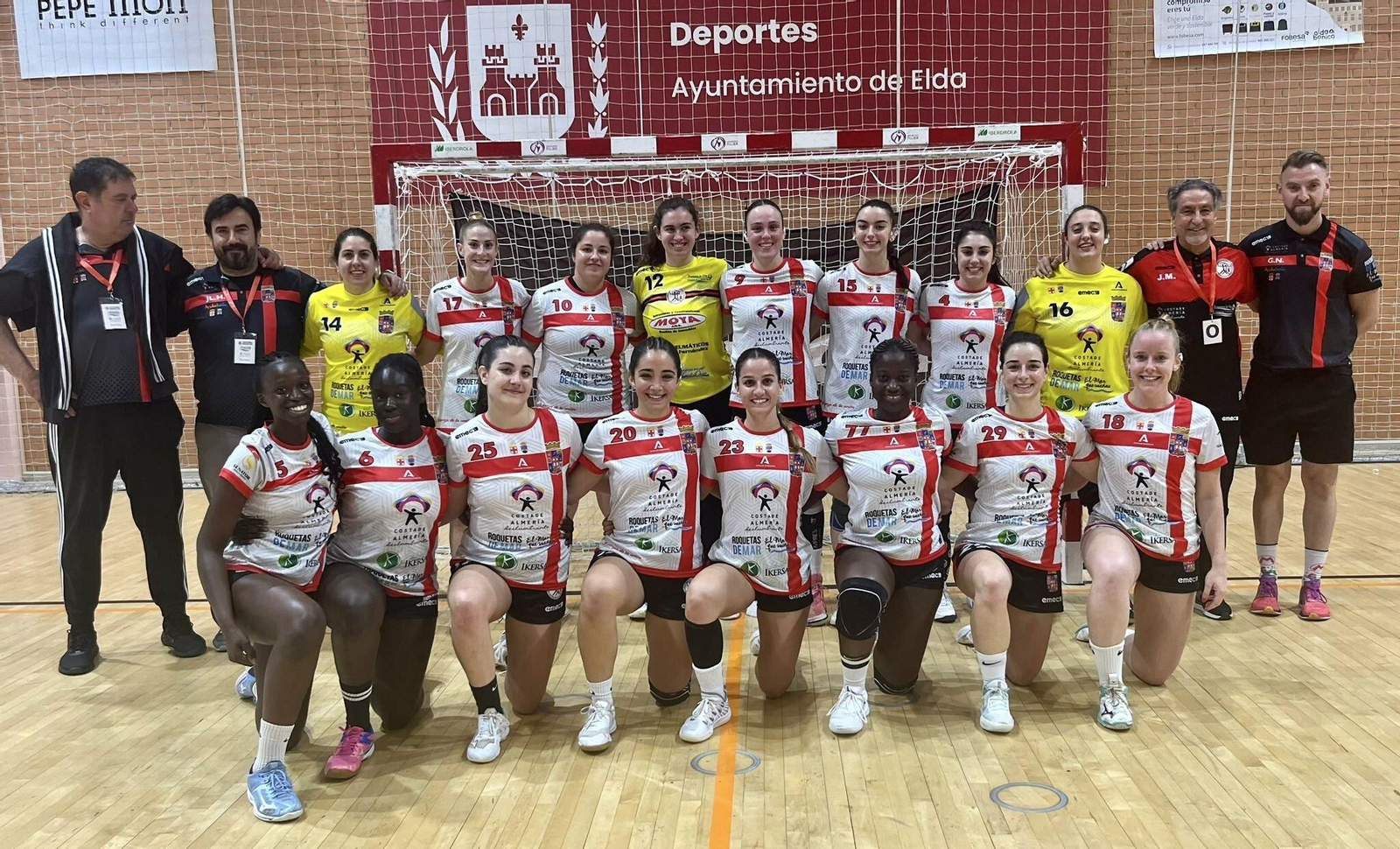 Las jugadoras del Costa de Almería Roquetas antes de un partido de la fase de ascenso a Liga Iberdrola.