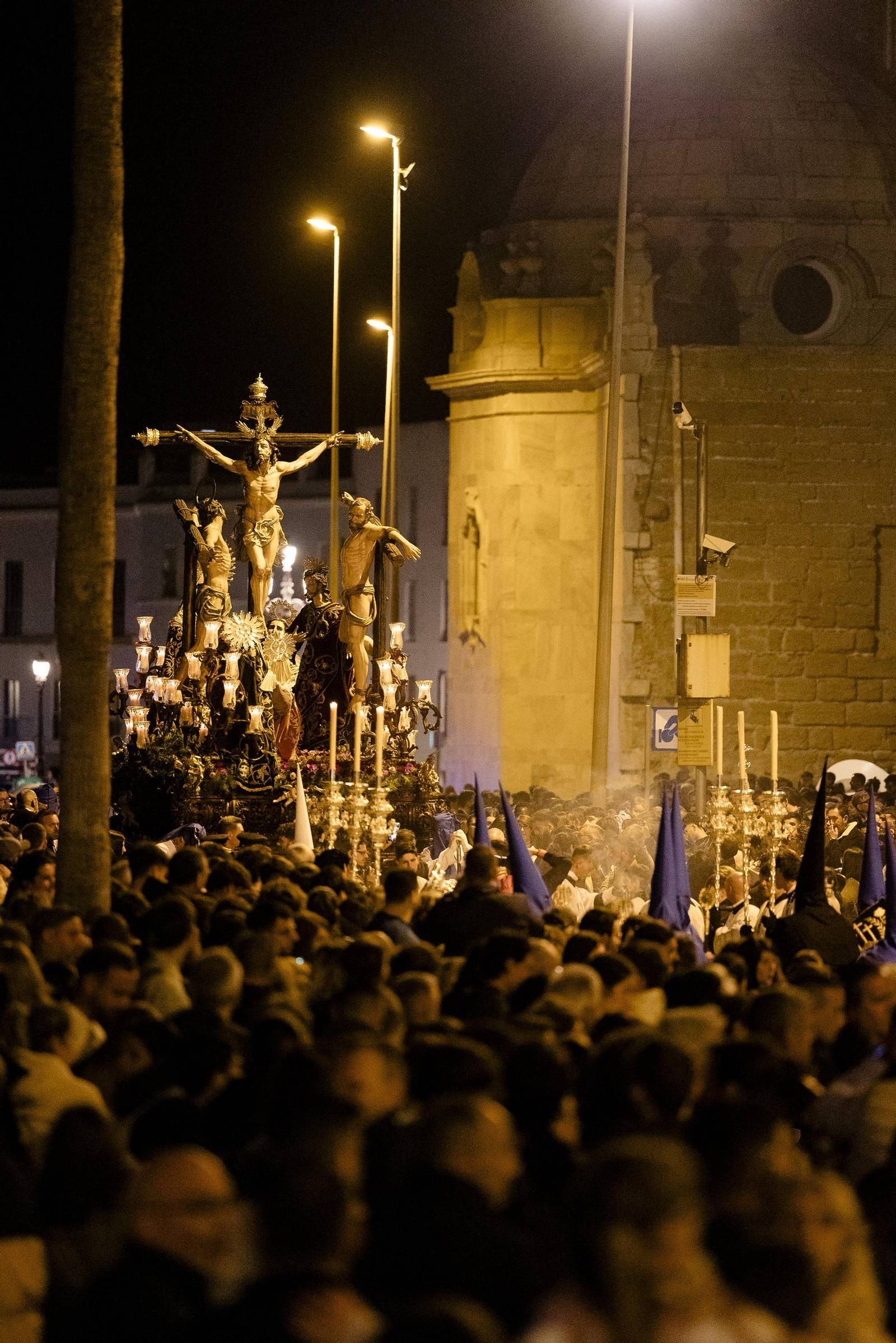 Imágenes de la salida del Perdón en la Semana Santa de Cádiz 2025