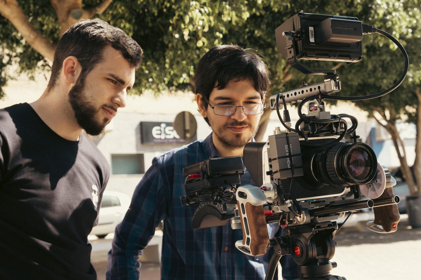 Alumnos de la Escuela de Imagen y Sonido haciendo prácticas de grabación.