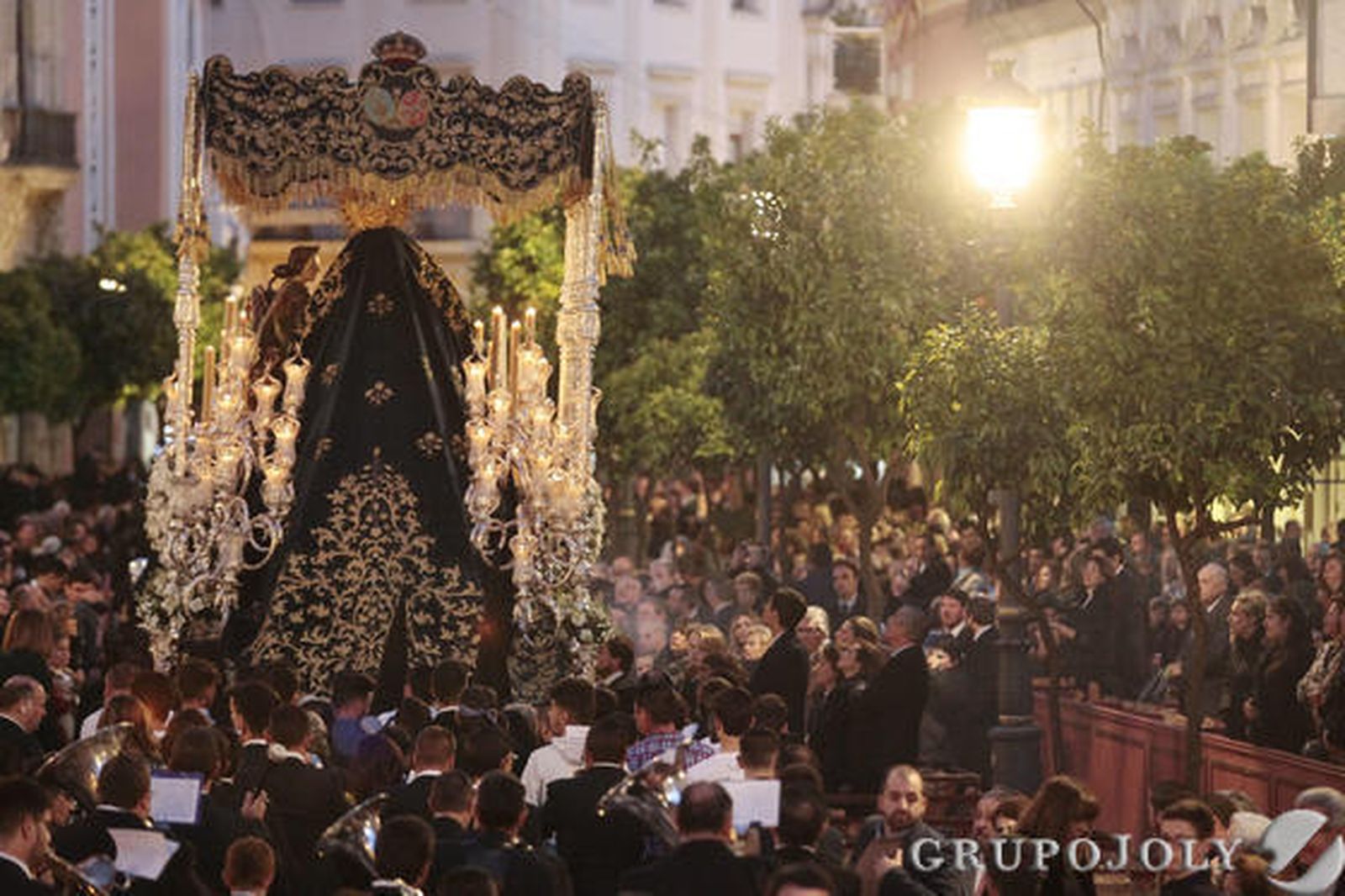Vista trasera del palio de Confortación y sus preciosos candelabros de cola.

Foto: Jose Contreras