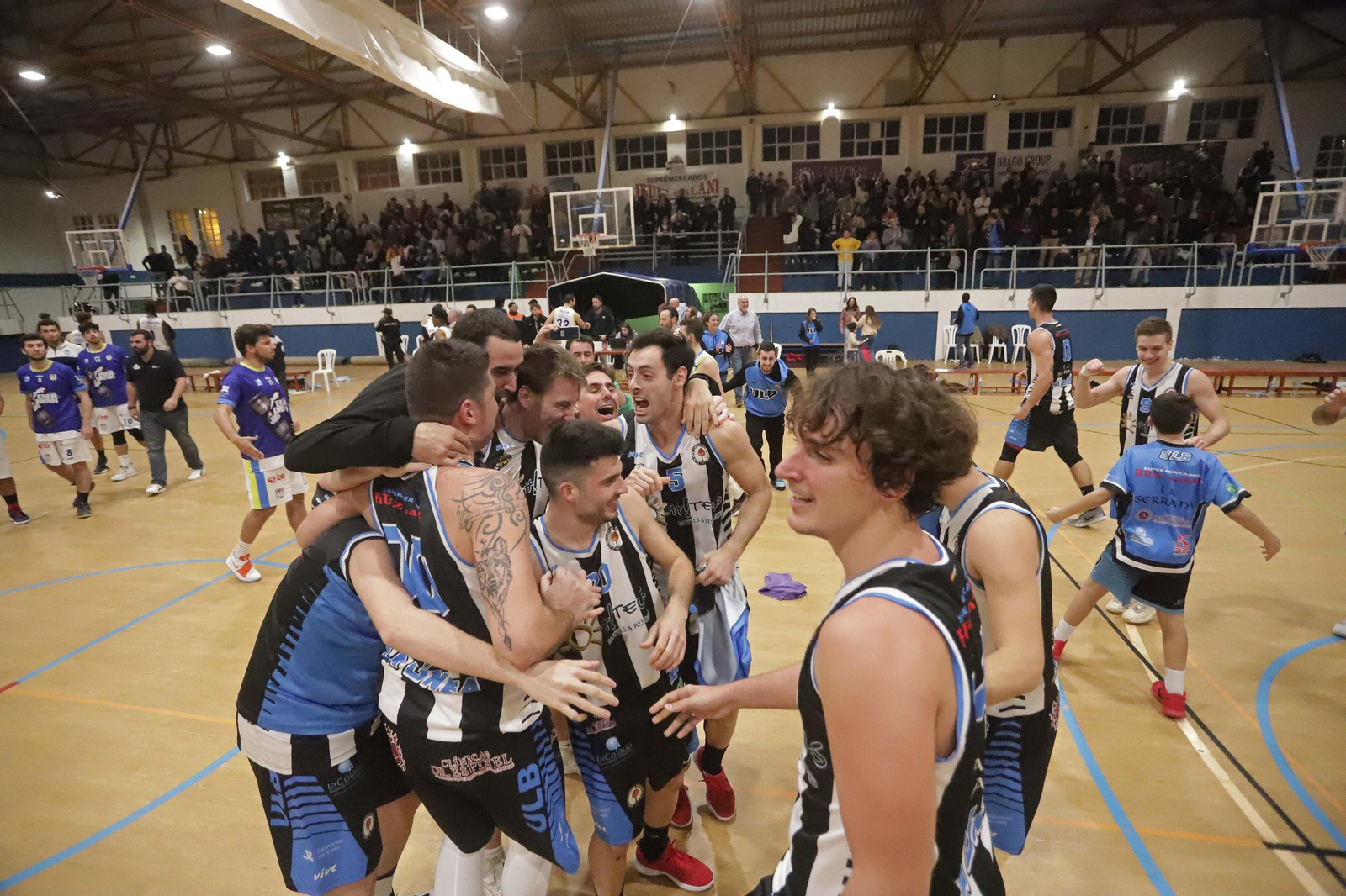 Jugadores de la ULB celebran el triunfo sobre Udea