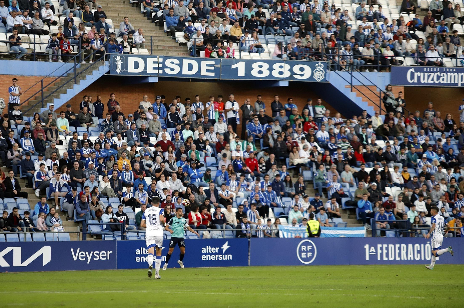 Gran ambiente en las gradas del Nuevo Colombino para el Recre-At Sanluqueño, en imágenes
