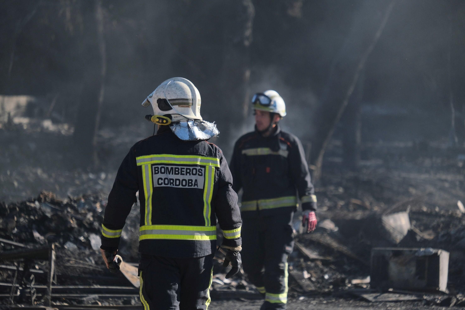El día después del gran incendio de Chinales, en fotografías: rescoldos, humo y pérdidas El día después del gran incendio de Chinales, en fotografías: rescoldos, humo y pérdidas