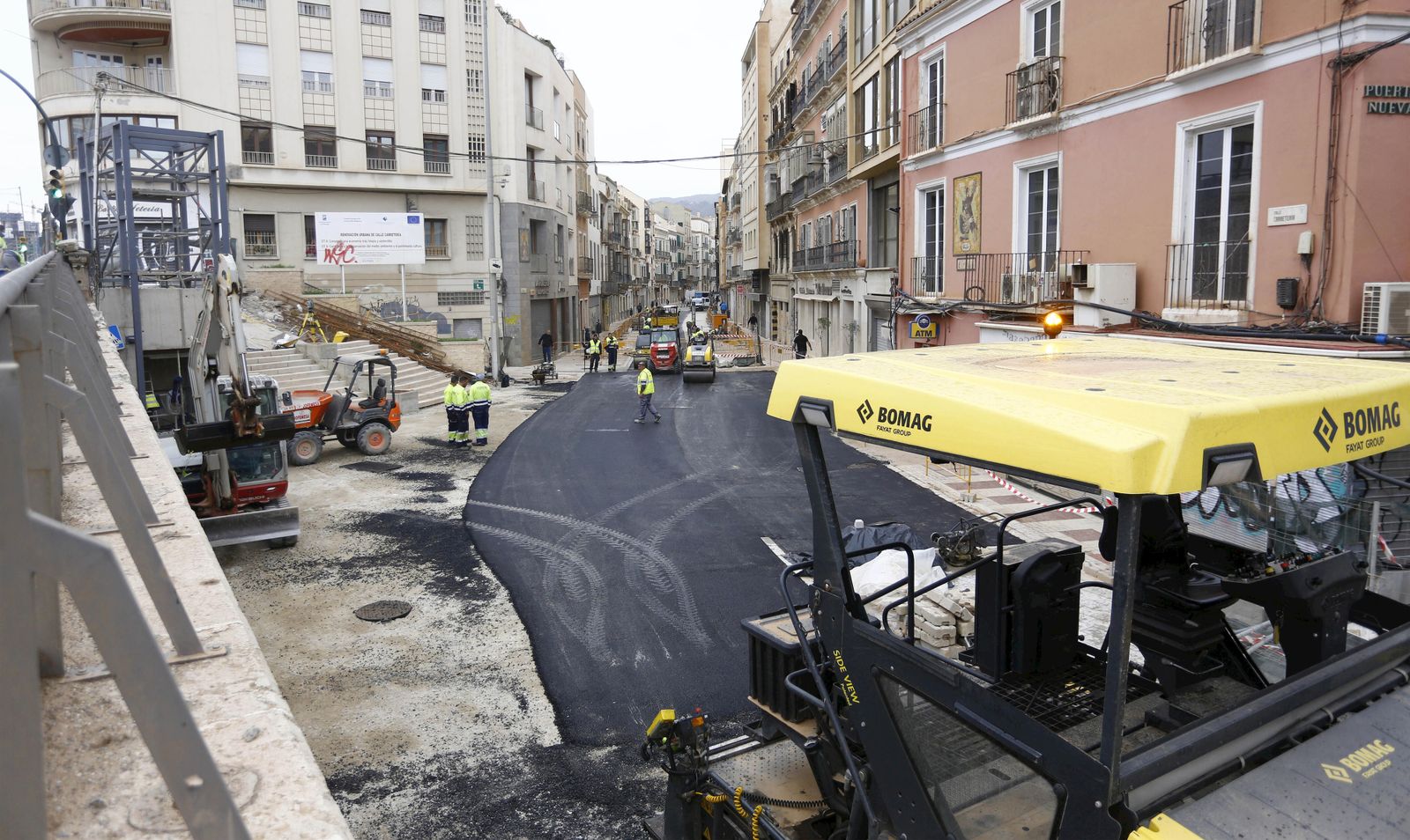 Asfaltado de la calle en la zona de la tribuna de los pobres.