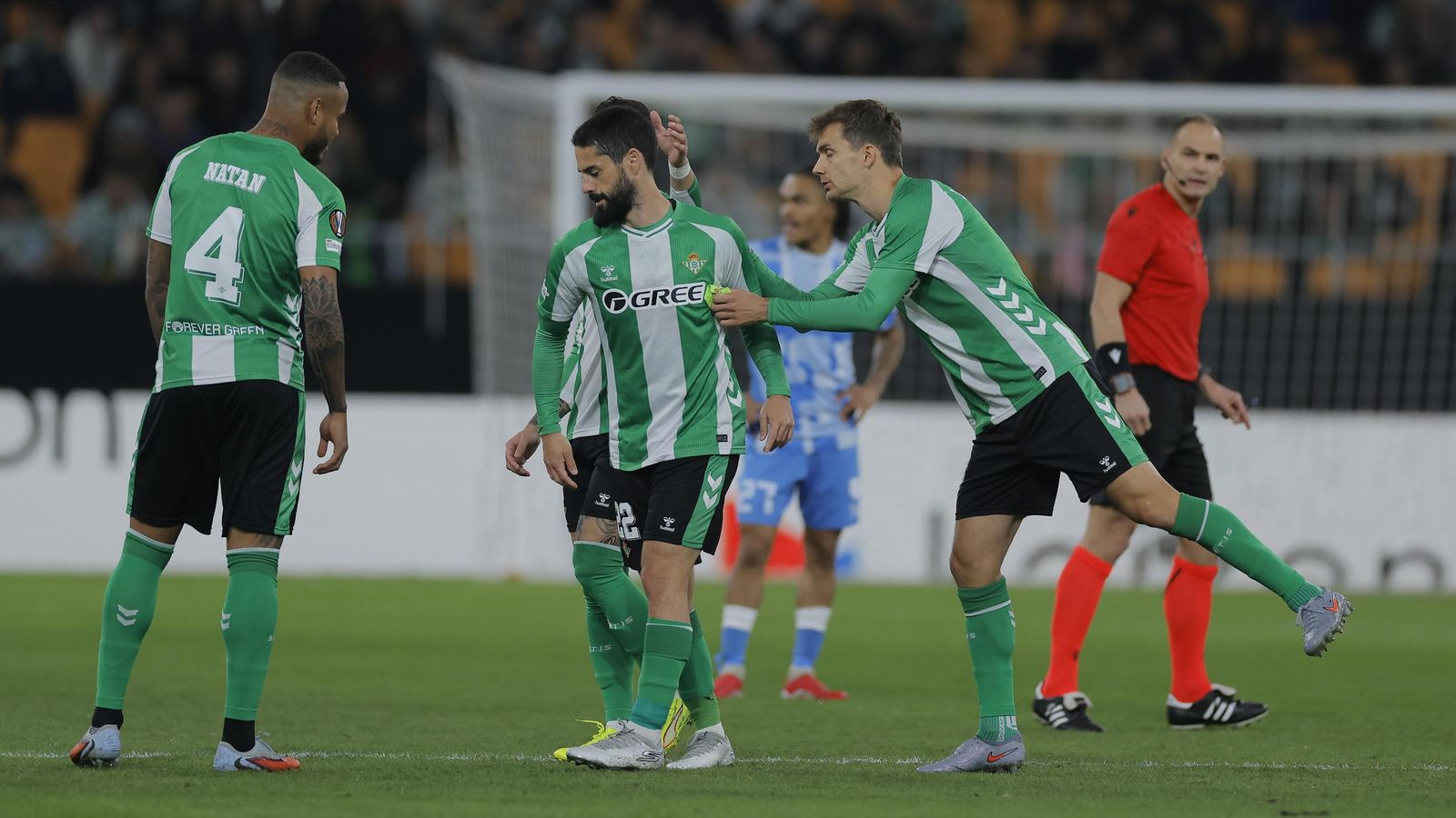 Isco recibe el apoyo de todos sus compañeros mientras se retira del campo muy dolorido y con gesto de no creerse nada.