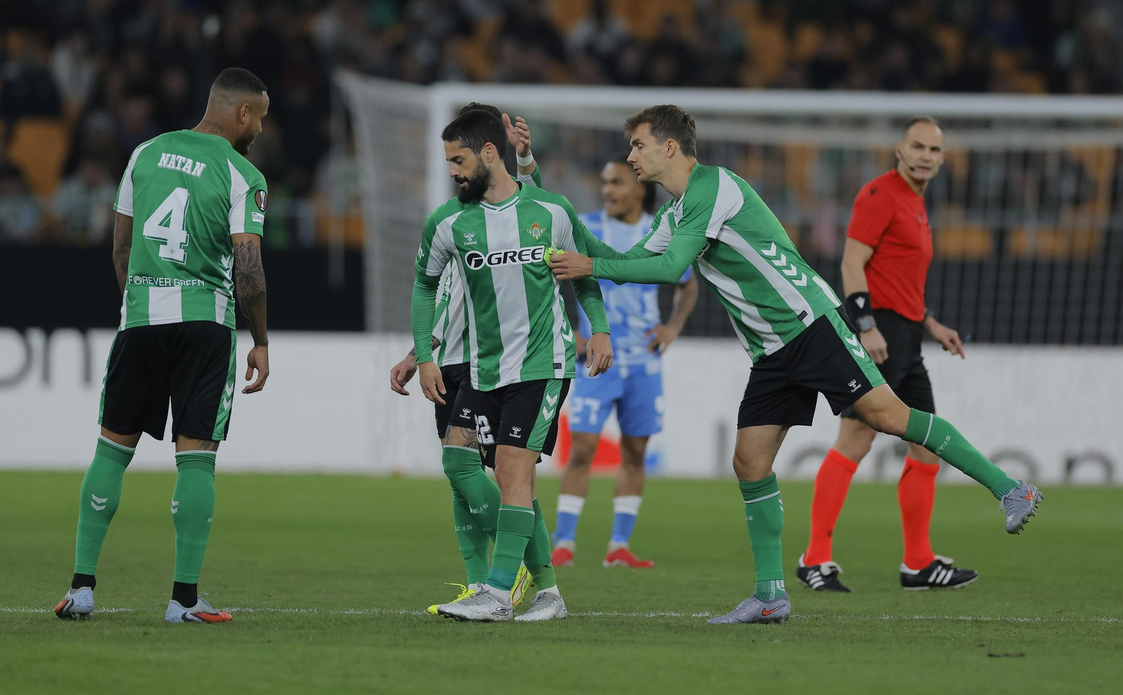 Isco recibe el apoyo de todos sus compañeros mientras se retira del campo muy dolorido y con gesto de no creerse nada.