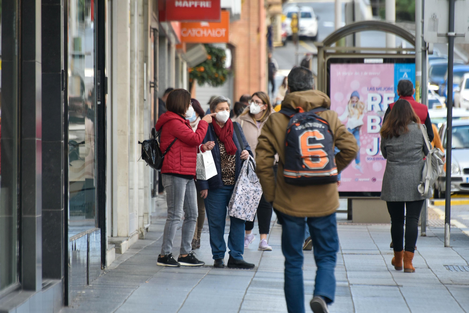 Varias personas caminan por la calle en Algeciras