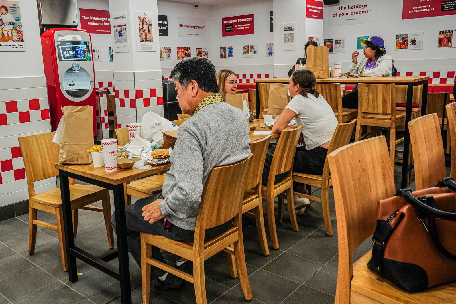 Así es la nueva hamburguesería del centro de Granada: todas las imágenes de Five Guys