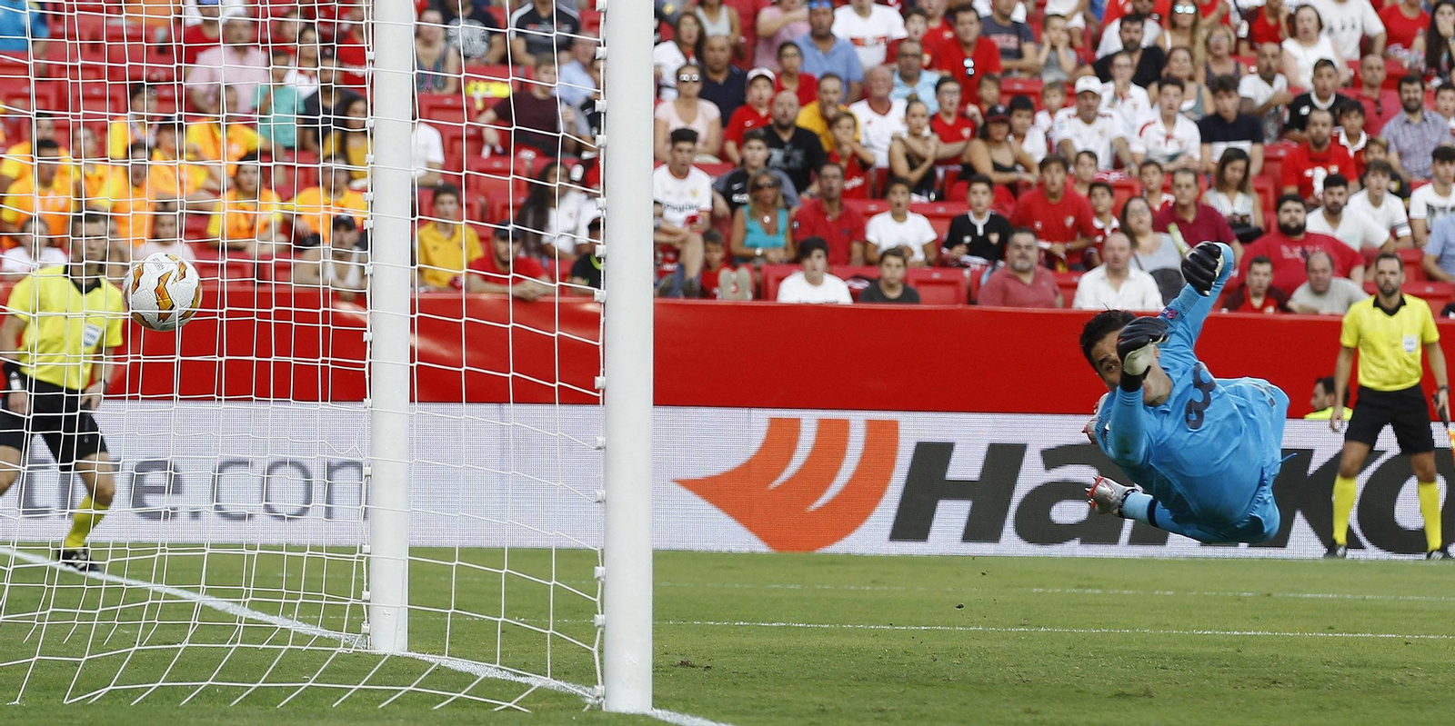 El meta del conjunto belga no puede evitar el tanto de Franco Vázquez.