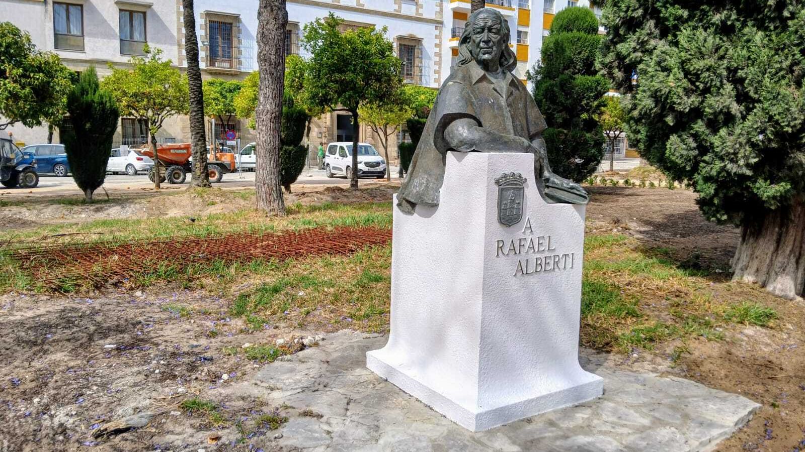 La escultura dedicada al poeta portuense Rafael Alberti Merello también ha sido adecentada.