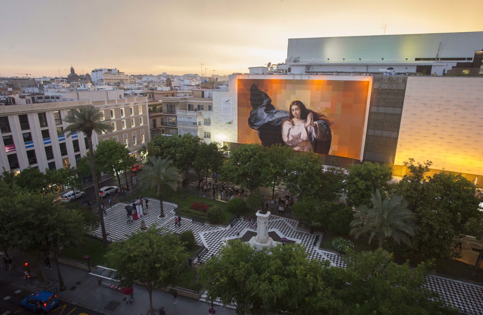 Vista general de la Plaza del Duque con el cuadro de Murillo.