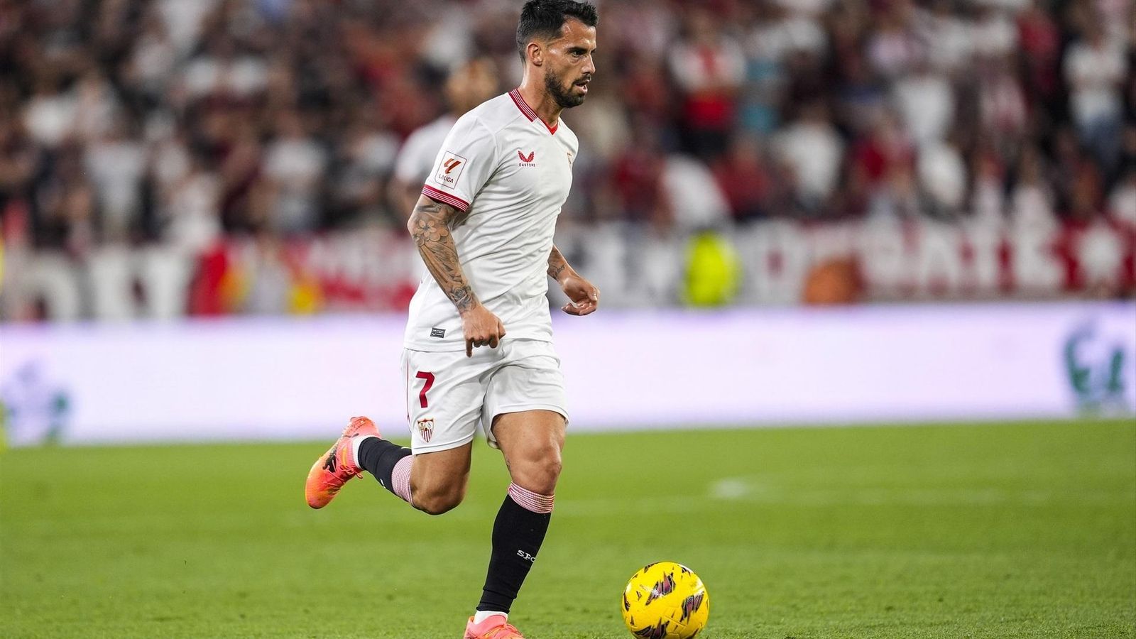 Suso avanza con el balón controlado y mirando al frente.